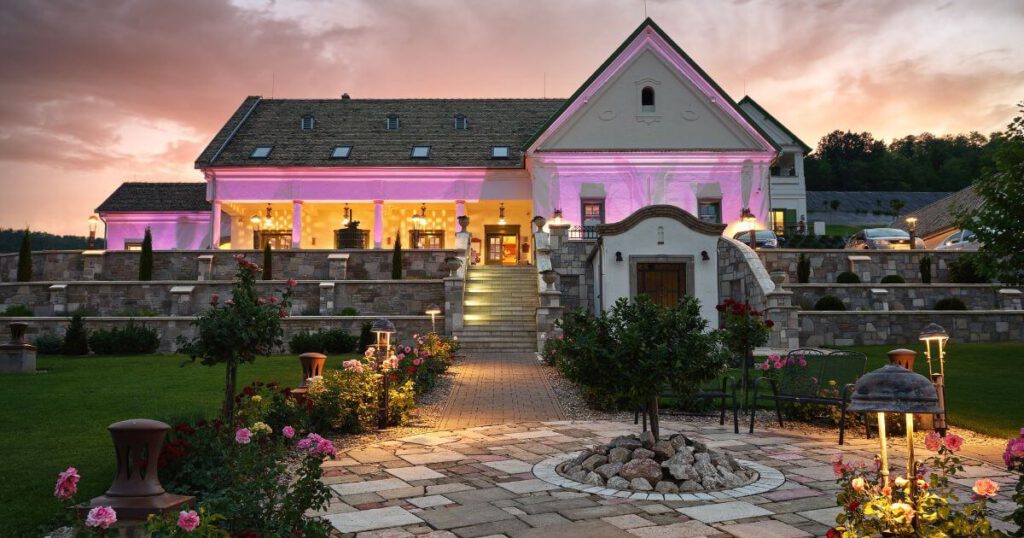 A Vincells Borékszer csapata bemutatja a Takler Borbirtokot és Kúriát