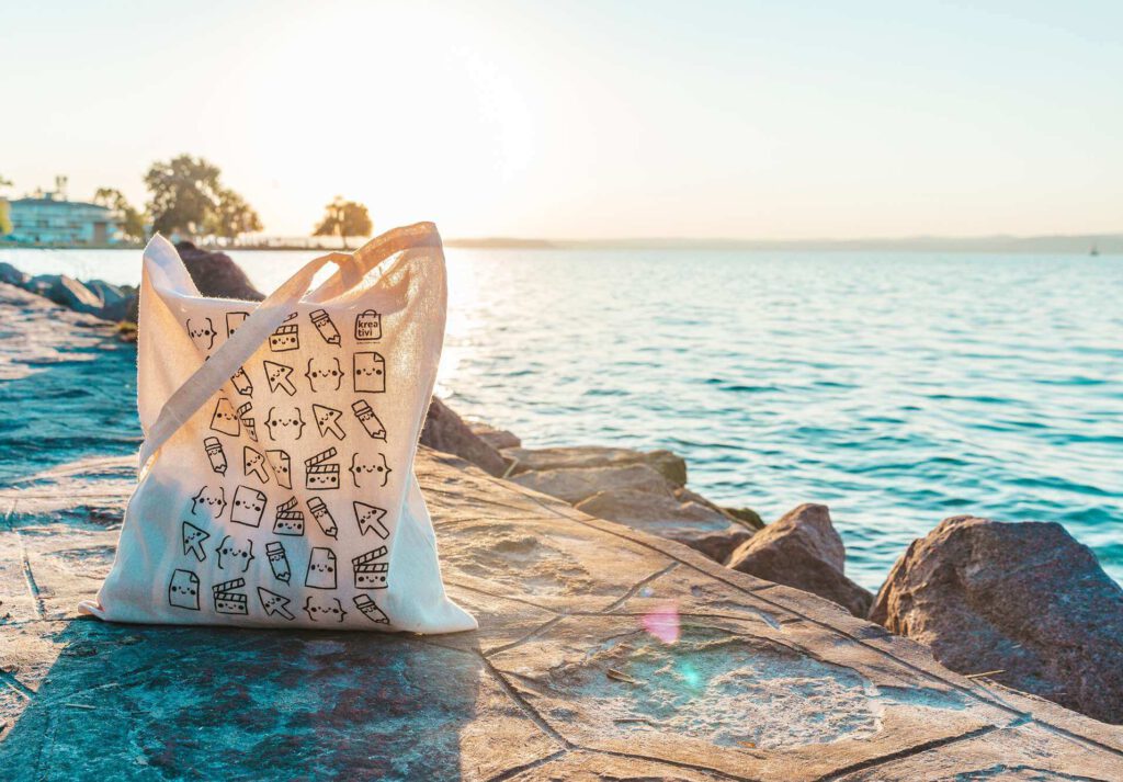 Jótékonysági táskakollekció a kreatíviparban